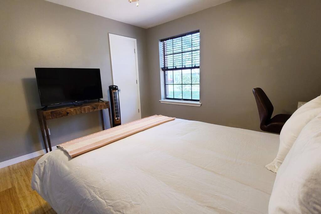 Centrally Located In Rogers And Bentonville! -Private Rooms 외부 사진
