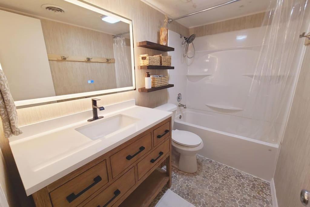 Centrally Located In Rogers And Bentonville! -Private Rooms 외부 사진