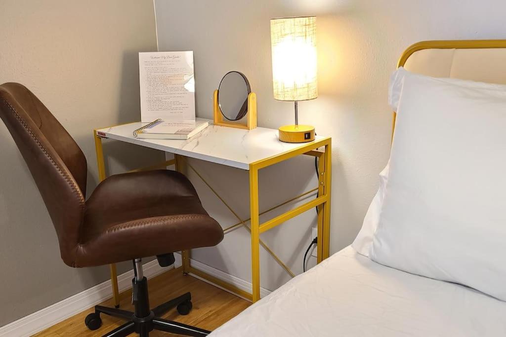 Centrally Located In Rogers And Bentonville! -Private Rooms 외부 사진