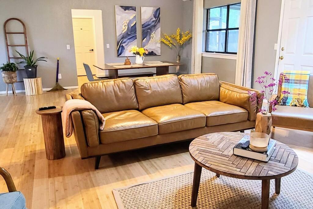 Centrally Located In Rogers And Bentonville! -Private Rooms 외부 사진